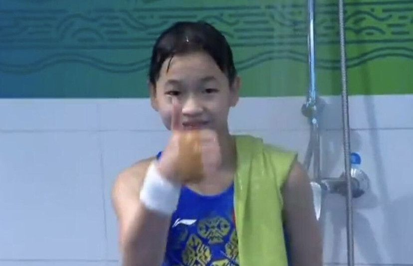女生扒开腿让男生捅